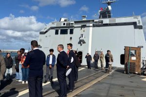 club_defense_visite_fregate_marine_francaise_mini